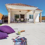 Three-bedroom In Nyaraló *