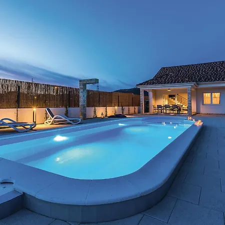 Three-bedroom In Holiday home *