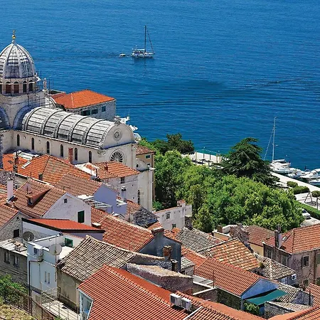 Three-bedroom In Holiday home