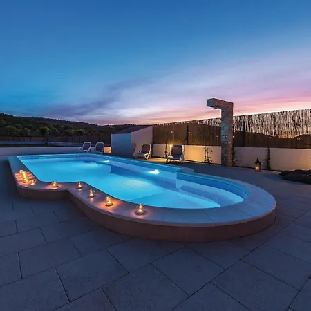 Three-bedroom In 度假居 *