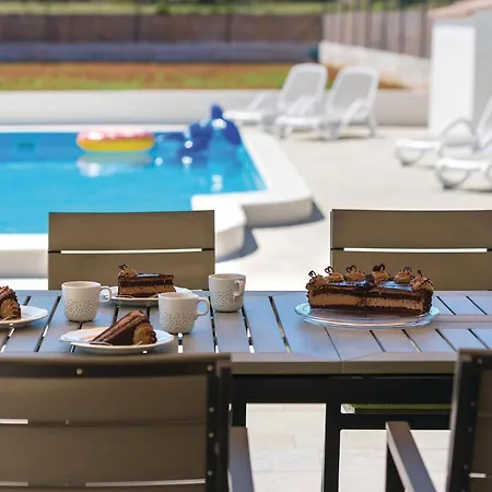 Three-bedroom In Holiday home