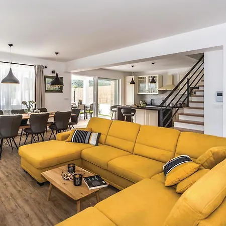 Three-bedroom In Holiday home *