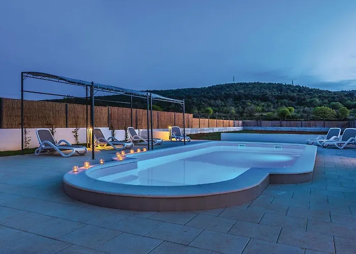 Дом отдыха Three-bedroom In Шибеник