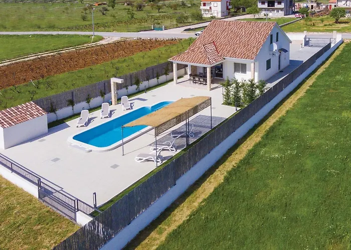 Дом отдыха Three-bedroom In Шибеник