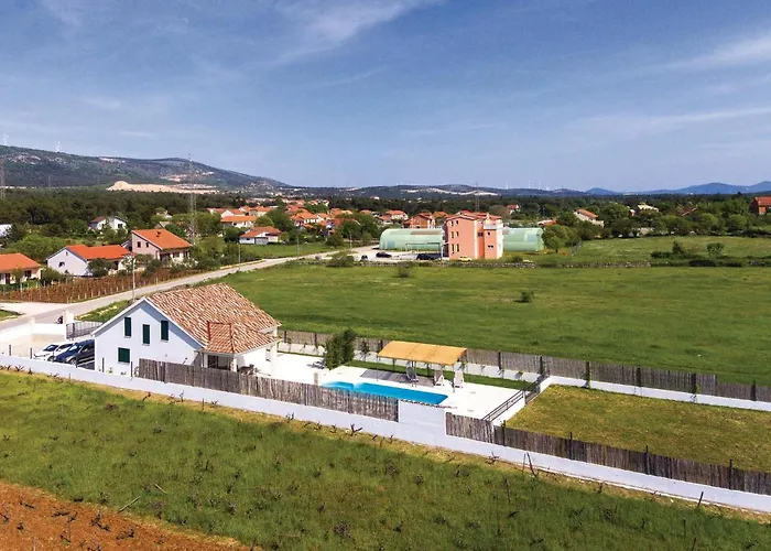 Three-bedroom In Дом отдыха Шибеник