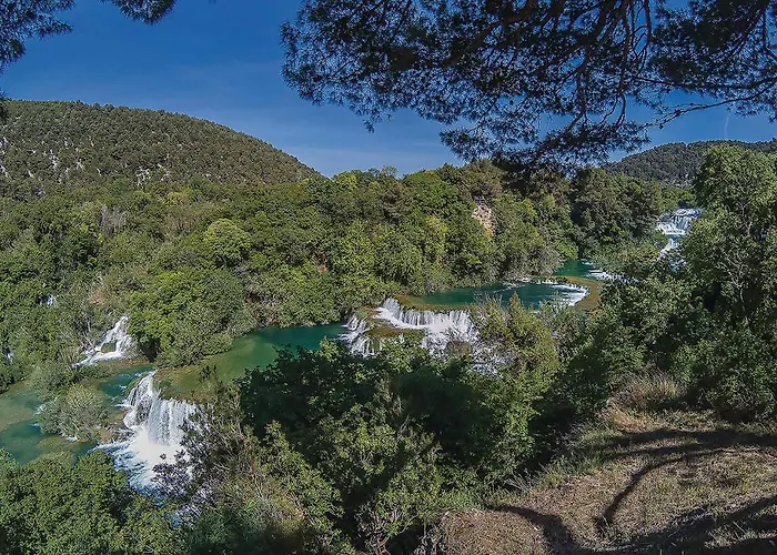 Дом отдыха Three-bedroom In Шибеник